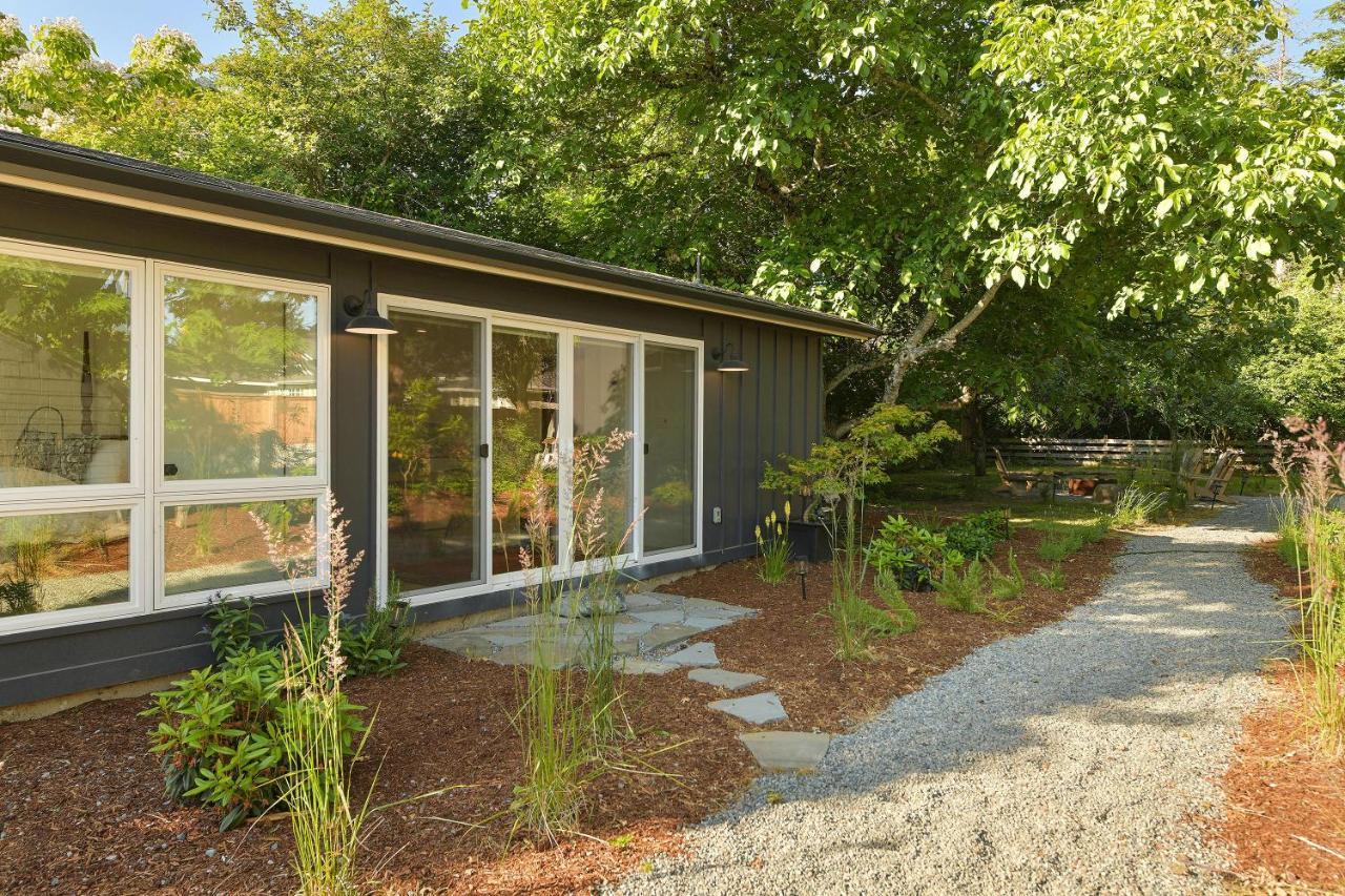 The Bayside Cottage North Saanich エクステリア 写真