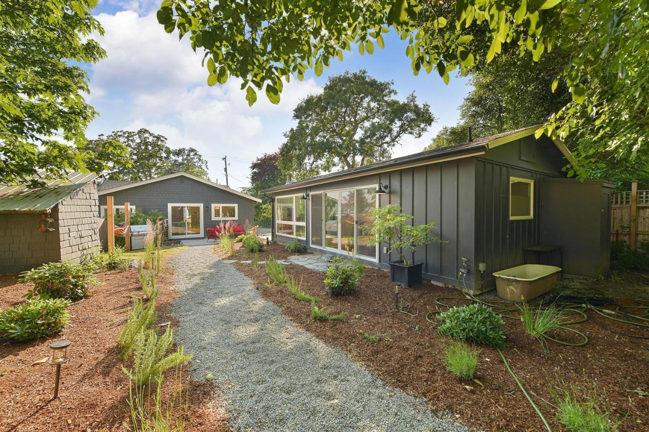The Bayside Cottage North Saanich エクステリア 写真