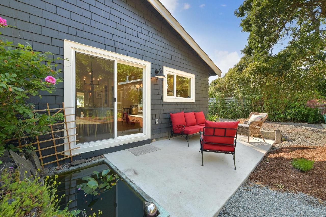The Bayside Cottage North Saanich エクステリア 写真